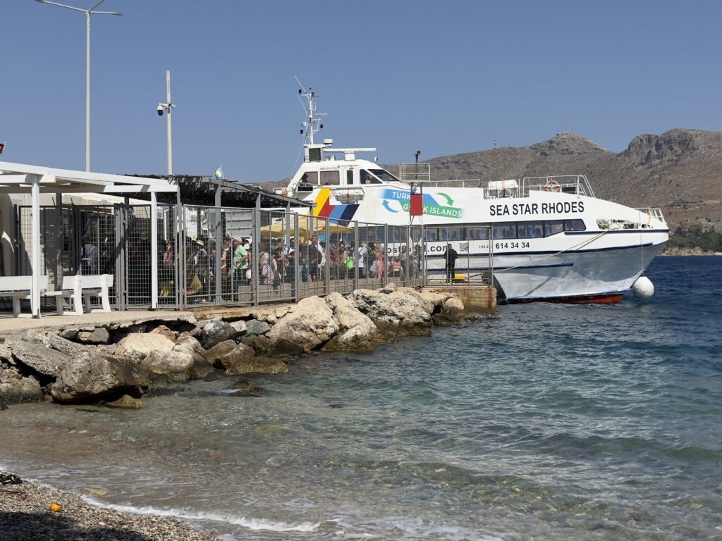 Passage de la douane des touristes turcs à leros